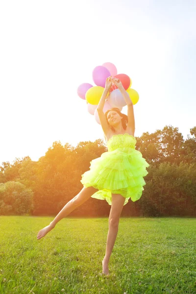 Kvinna med massa färgglada air ballonger — Stockfoto