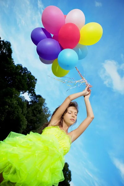 Γυναίκα που κρατά μάτσο πολύχρωμα αερόστατα — Φωτογραφία Αρχείου