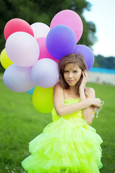 Donna che tiene mazzo di palloncini colorati — Foto Stock