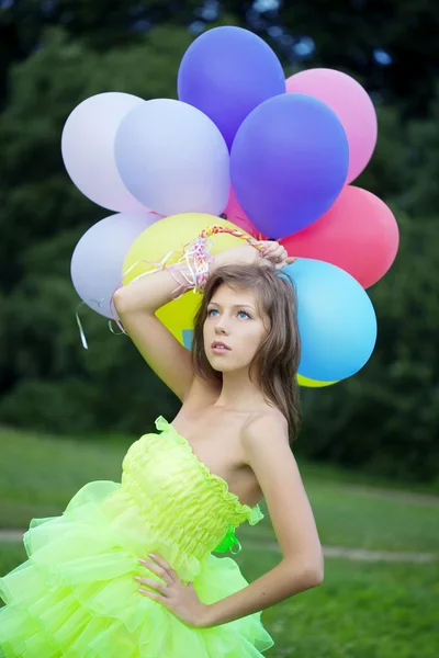 Donna che tiene mazzo di palloncini colorati — Foto Stock