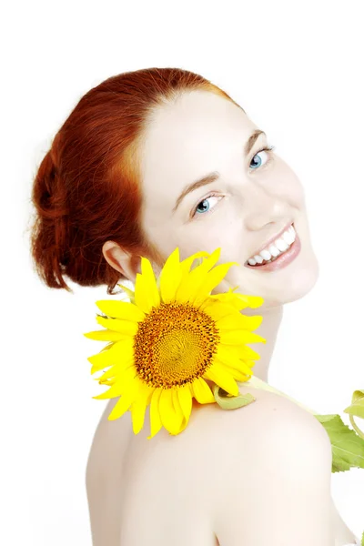 Krásná usměvavá dívka s slunečnice v rukou — Stock fotografie