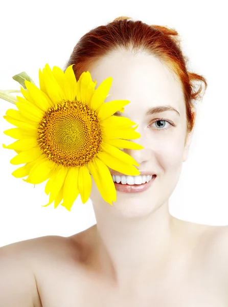 Piękna dziewczyna uśmiechający się ze słonecznika w rękach — Zdjęcie stockowe