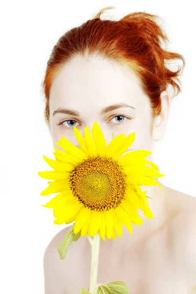 Mooi lachende meisje met een zonnebloem in de handen — Stockfoto