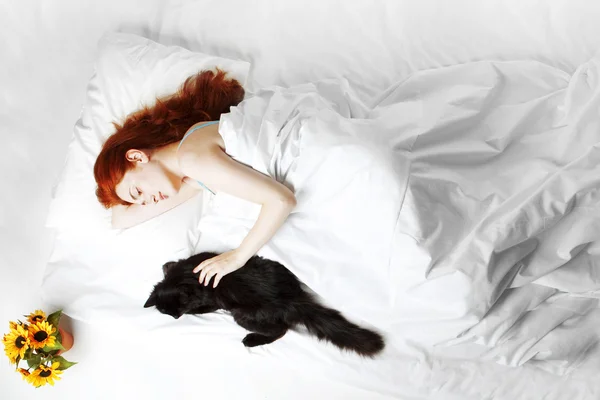 Spaní na posteli dívka — Stock fotografie
