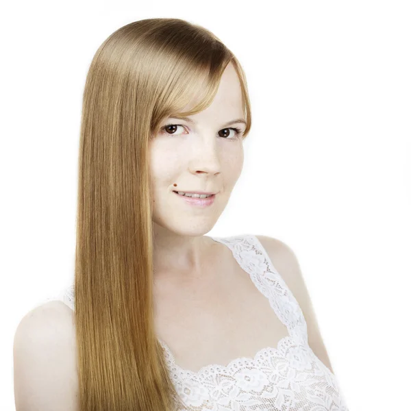 Giovane donna con capelli lunghi sani e lussureggianti — Foto Stock
