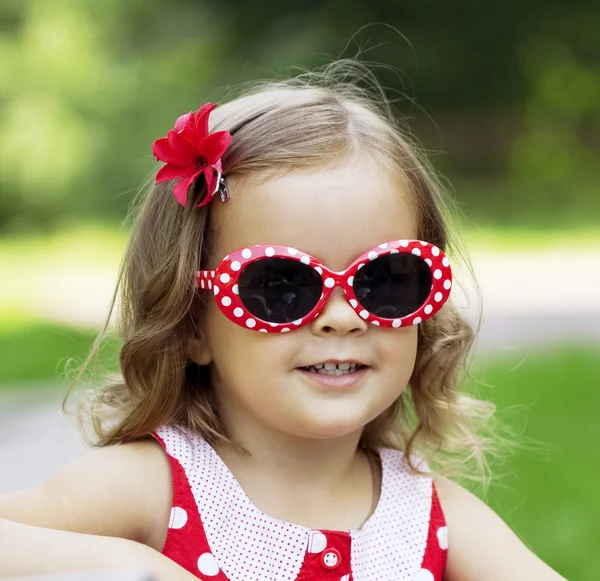 Дівчинка в модних сонцезахисних окулярах — стокове фото