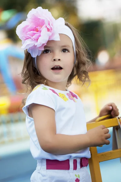 Schönes kleines Mädchen überrascht — Stockfoto