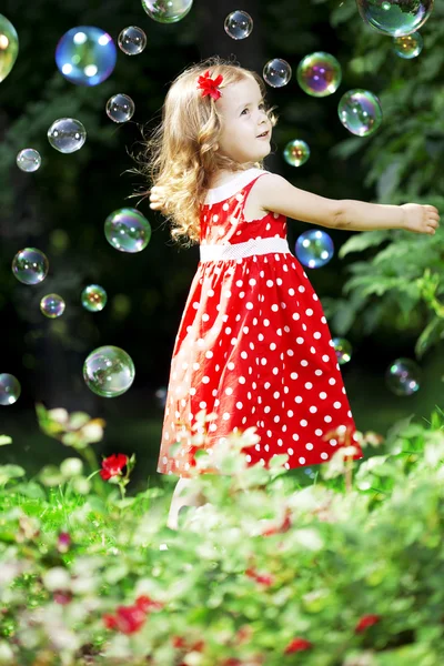 Menina bonito com bolhas — Fotografia de Stock