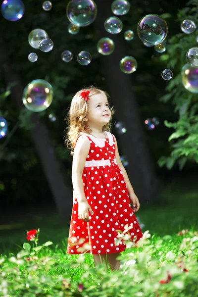 Cute dziewczynka z bąbelkami — Zdjęcie stockowe
