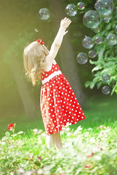 Carino bambina con bolle — Foto Stock
