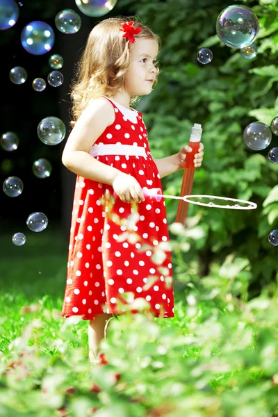 Schattig klein meisje met bubbels — Stockfoto
