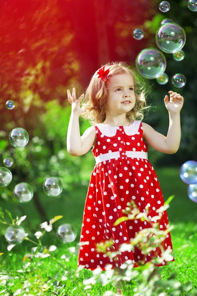 Petite fille mignonne avec des bulles — Photo