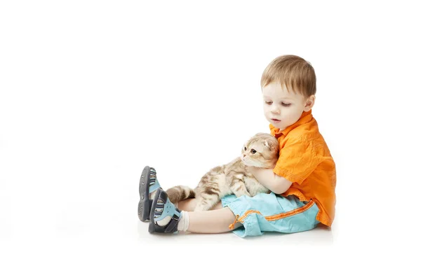 Beyaz zemin üzerinde bir kedi olan küçük çocuk — Stok fotoğraf