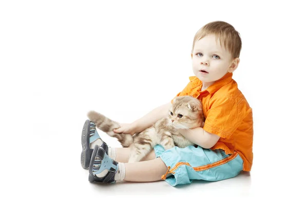 Kleine jongen met een kat op een witte achtergrond — Stockfoto