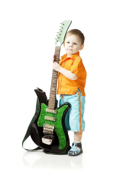 Маленький мальчик с гитарой на белом фоне — стоковое фото