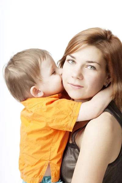 Mãe com uma criança em um fundo branco — Fotografia de Stock
