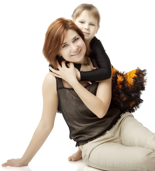 Madre feliz con un niño sobre un fondo blanco — Foto de Stock