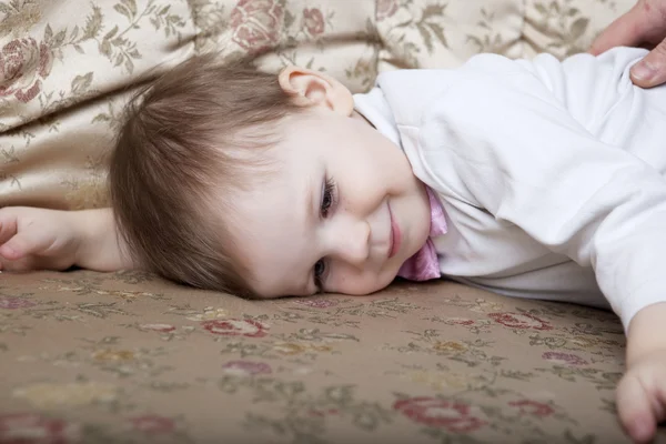 Симпатичный маленький мальчик на фоне винтажного дивана — стоковое фото