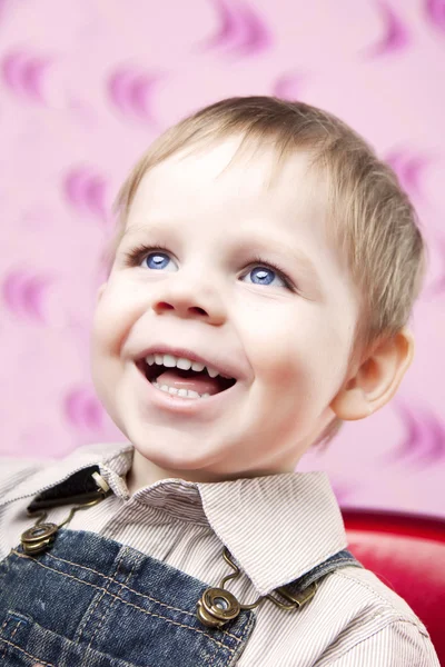 Lachende schattige kleine jongen — Stockfoto