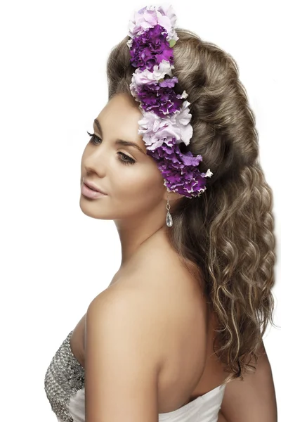 Güzel bir saç modeli, çiçekli kız — Stok fotoğraf