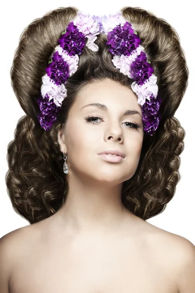 美しいヘアスタイルの花を持つ少女 — ストック写真