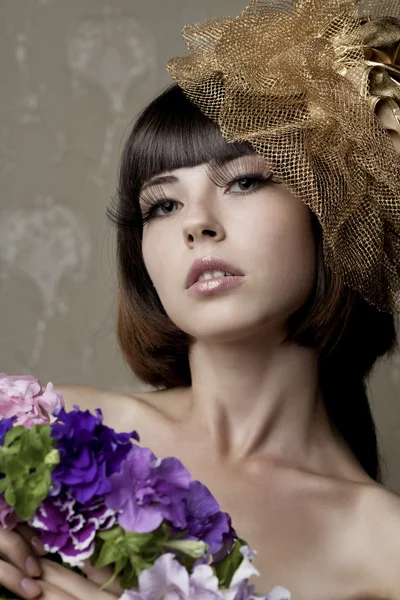 Luxus lány virággal a kezükben — Stock Fotó