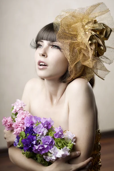 Lujosa chica con flores en sus manos —  Fotos de Stock