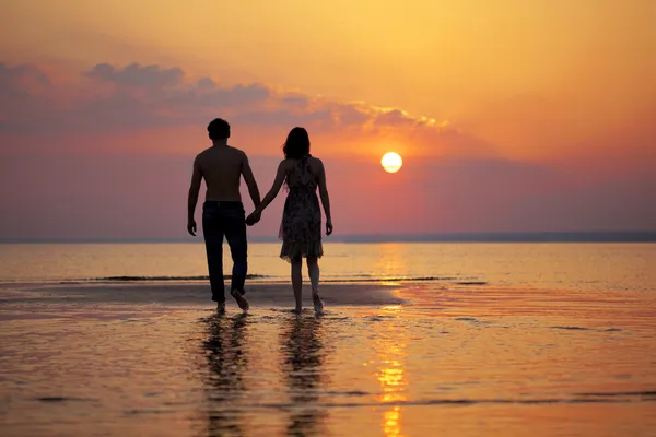 Två i kärlek vid solnedgången — Stockfoto