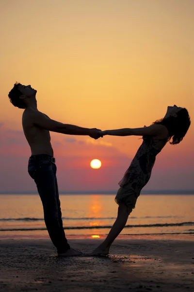 Zwei verliebt bei Sonnenuntergang — Stockfoto