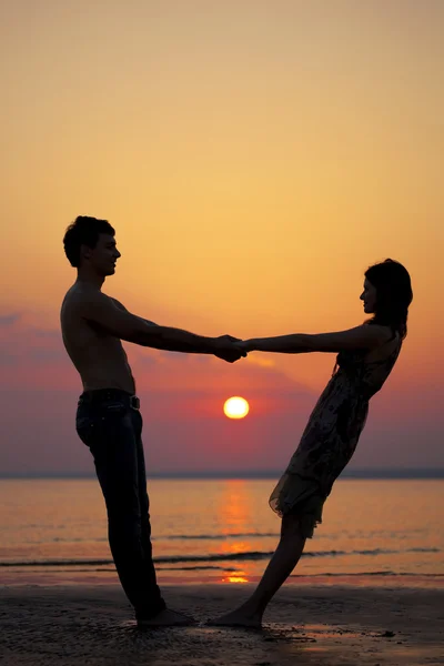 Due innamorati al tramonto — Foto Stock