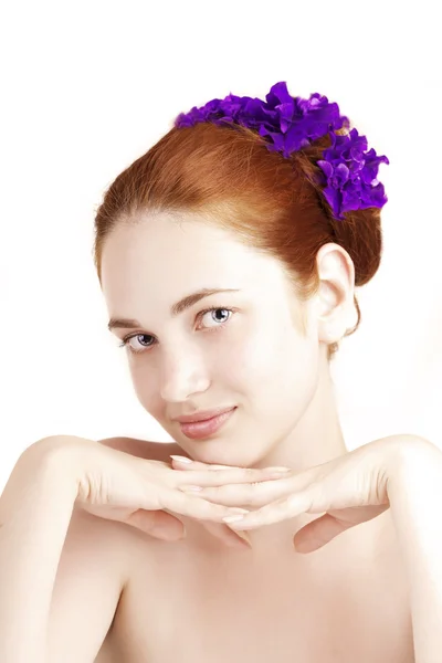 Mooi meisje met bloemen in haar haren — Stockfoto