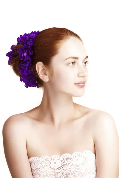 Gyönyörű lány, virágokkal a hajában — Stock Fotó