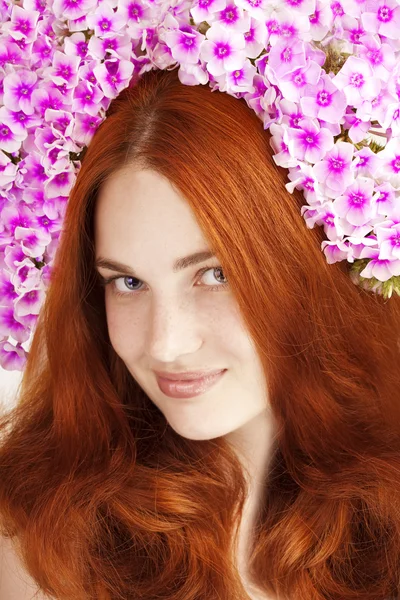 Schönes Mädchen mit Blumen im Haar — Stockfoto