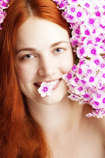 그녀의 머리에 꽃을 가진 아름 다운 소녀 — 스톡 사진