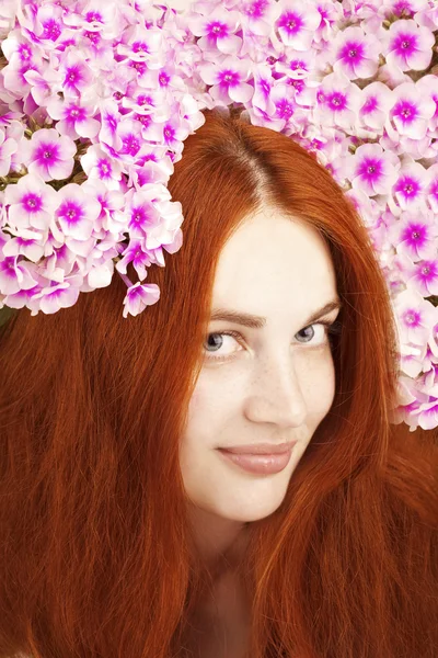 Gyönyörű lány, virágokkal a hajában — Stock Fotó