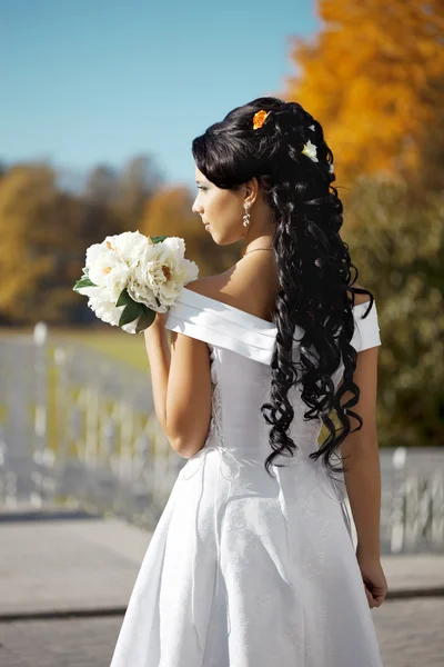 Krásná nevěsta v podzimním parku — Stock fotografie