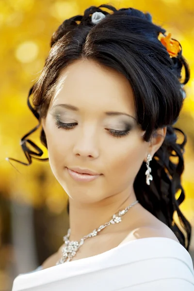 Bela noiva no parque de outono — Fotografia de Stock