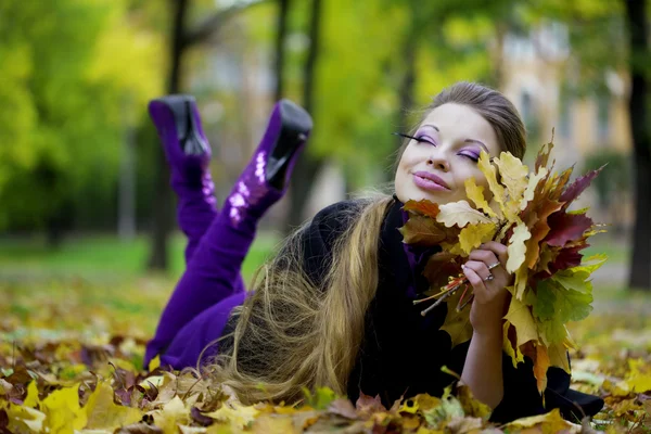 Krásná dívka v podzimním parku — Stock fotografie