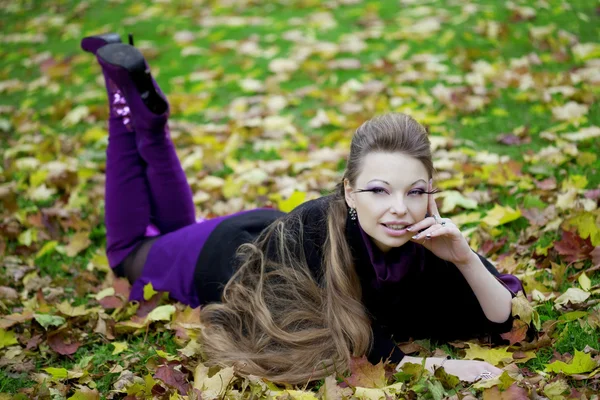 美丽的女孩在秋天的公园 — 图库照片