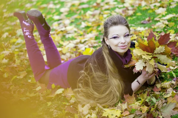 美丽的女孩在秋天的公园 — 图库照片
