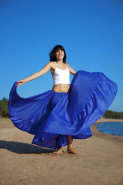Hermosa chica bailando junto al mar — Foto de Stock