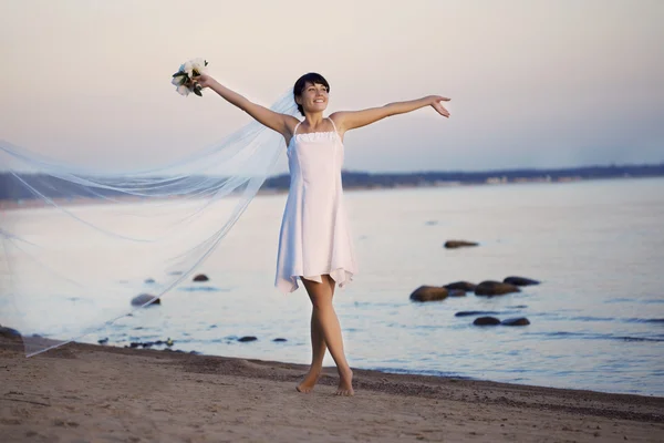 Bride on the beach — Stock Photo, Image