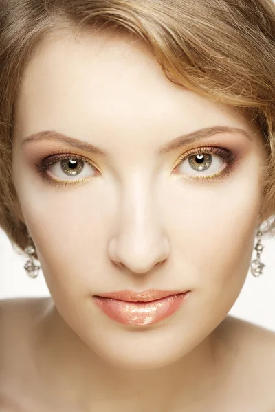 Mooie vrouw met perfecte make-up. — Stockfoto