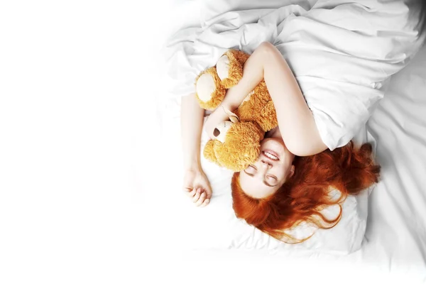 Sovande flicka i sängen med leksak — Stockfoto