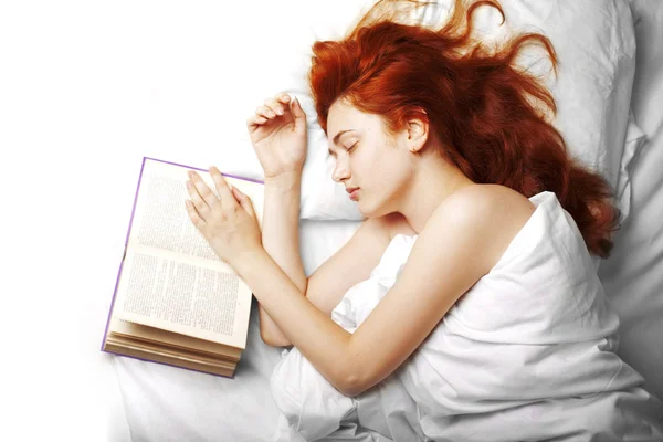 Mulher que lê um livro na cama — Fotografia de Stock