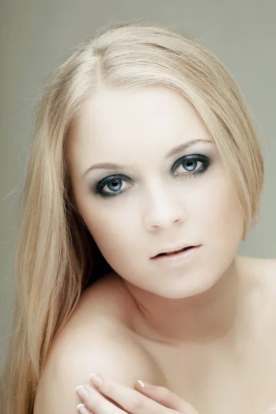 Mulher bonita com maquiagem linda — Fotografia de Stock