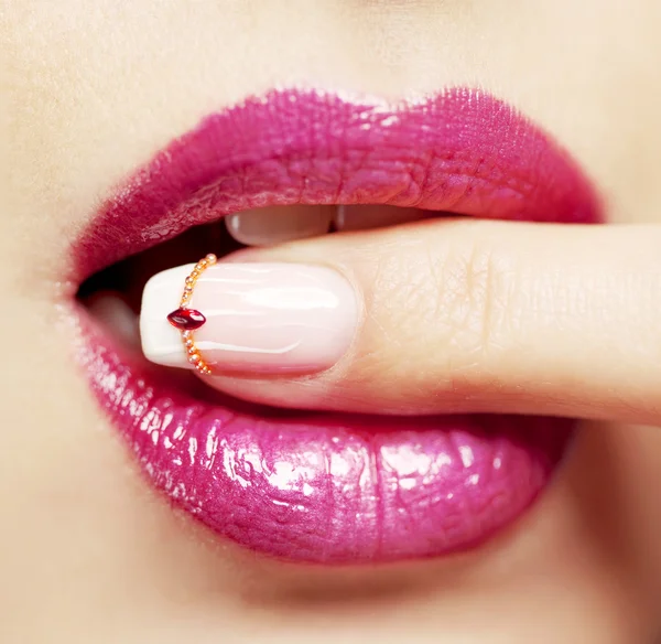 美しい明るい唇のクローズ アップ — ストック写真