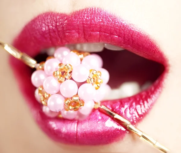 Lábios brilhantes bonitas close-up — Fotografia de Stock