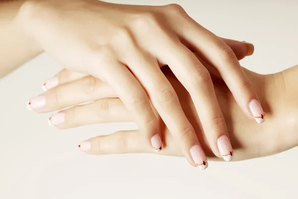 Hermosas manos con uñas hermosas —  Fotos de Stock