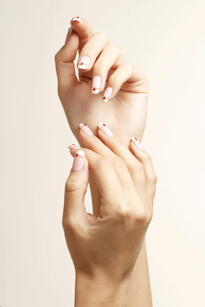 Vackra händer med vackra naglar — Stockfoto